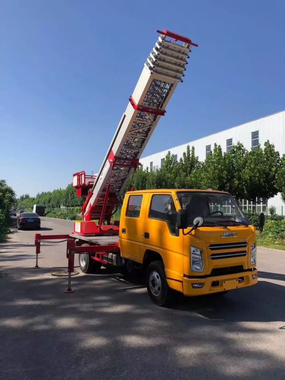 承德附近的云梯车出租服务：轻松解决高空作业需求